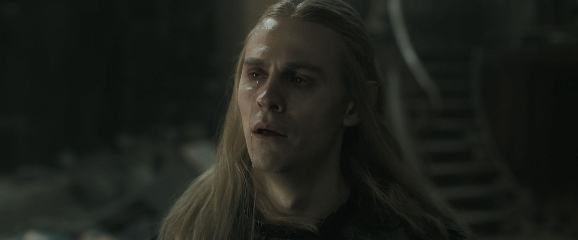 居然哭了,这个角色丰富起来了